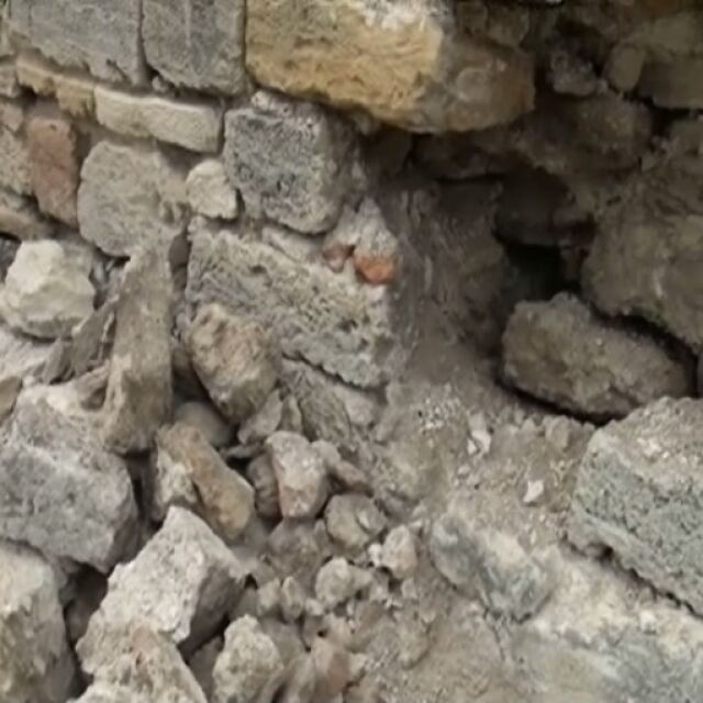 Иманяри изкопаха дупка в стена от крепостта „Баба Вида”