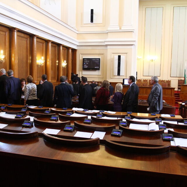 Депутатите се събират извънредно в петък