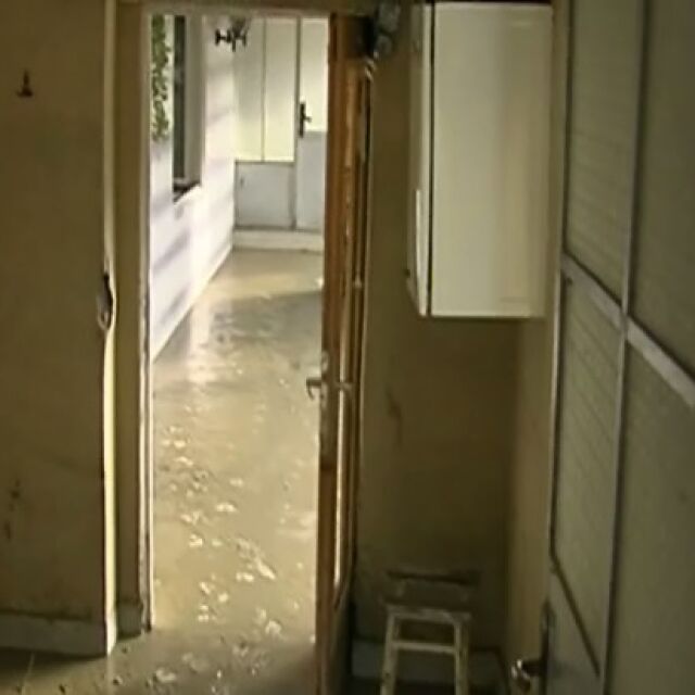 Водата в Априлово се оттегля, пострадалите от потопа още чакат помощ