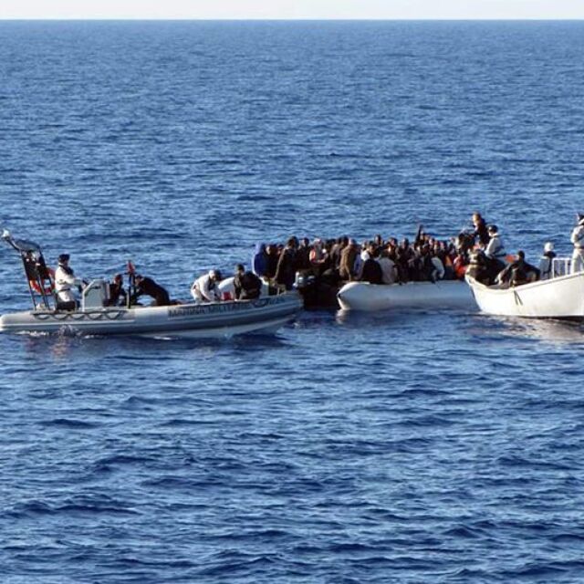 Спасителен кораб на "Лекари без граници" прибра 80 мигранти от гумена лодка край Либия