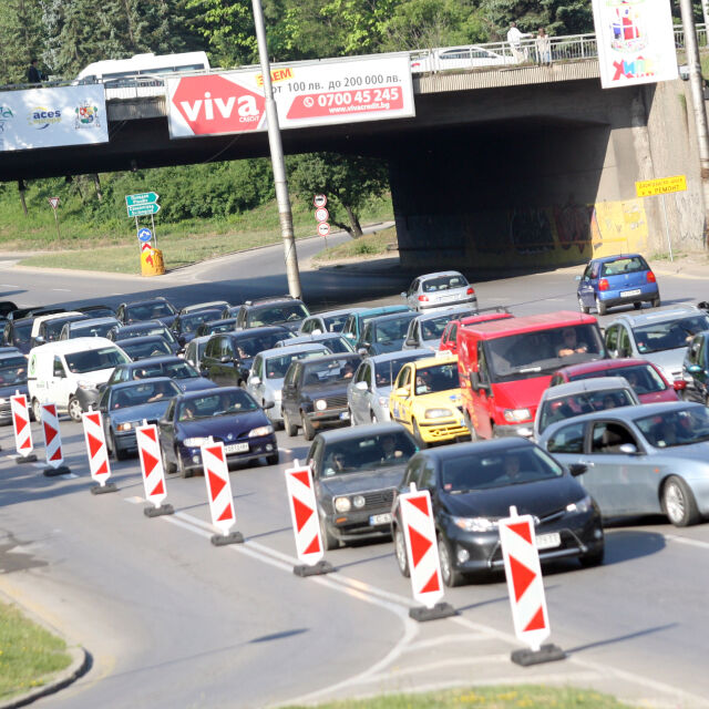 Ремонтът на бул. "Цариграско шосе" предизвика задръствания (СНИМКИ)