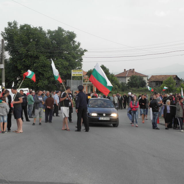 Ромите от Гърмен не събарят, протестиращите чакат ДНСК