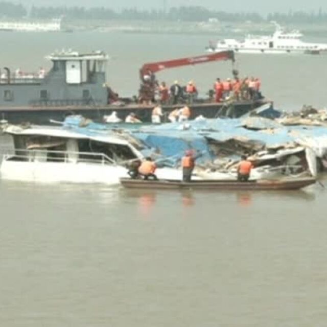 Корабът, който потъна в Китай, бе изправен (ВИДЕО)