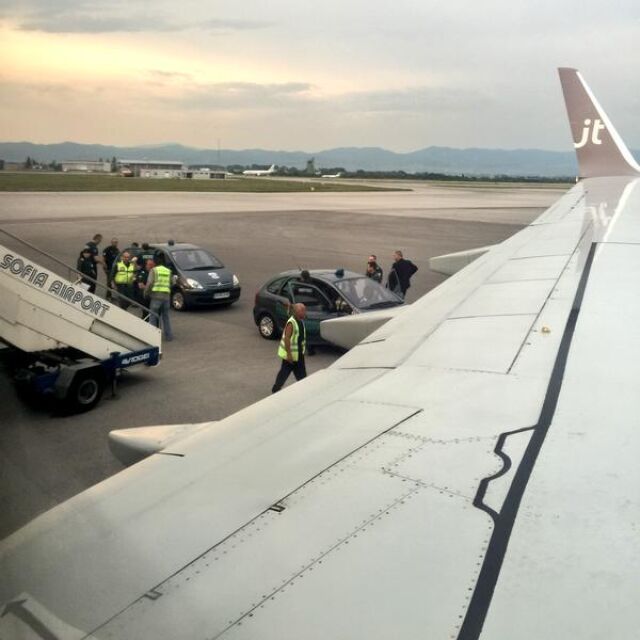 Британски самолет кацна в София заради безредици на борда