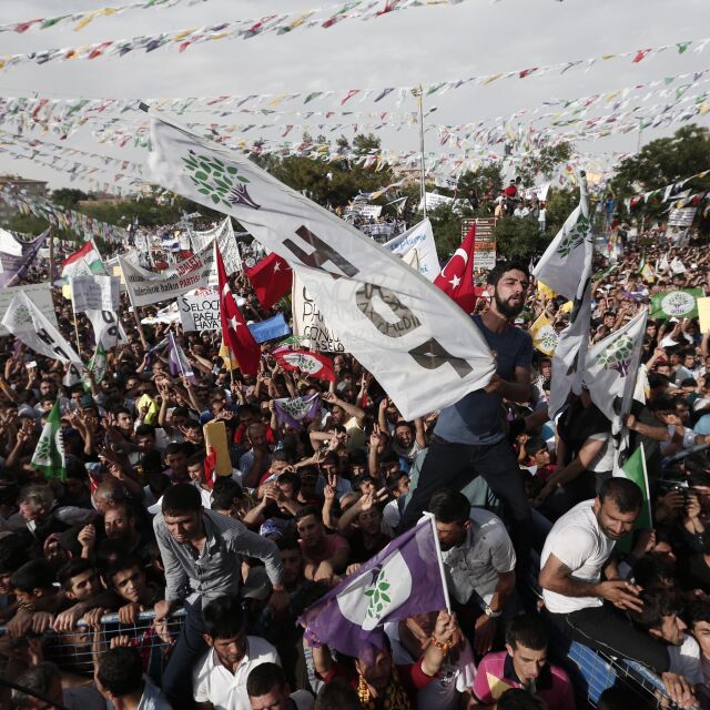 Двама загинали при взрив на кюрдски митинг в Турция (СНИМКИ)