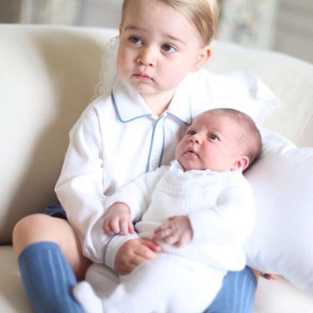 Първите снимки на принц Джордж и сестричката му Шарлот 