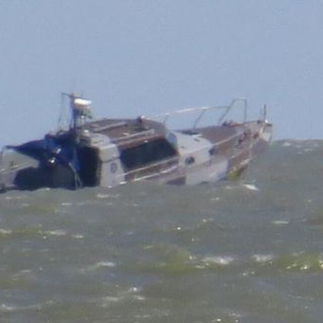 Кораб на украинската крайбрежна охрана експлодира край Мариупол (СНИМКИ)