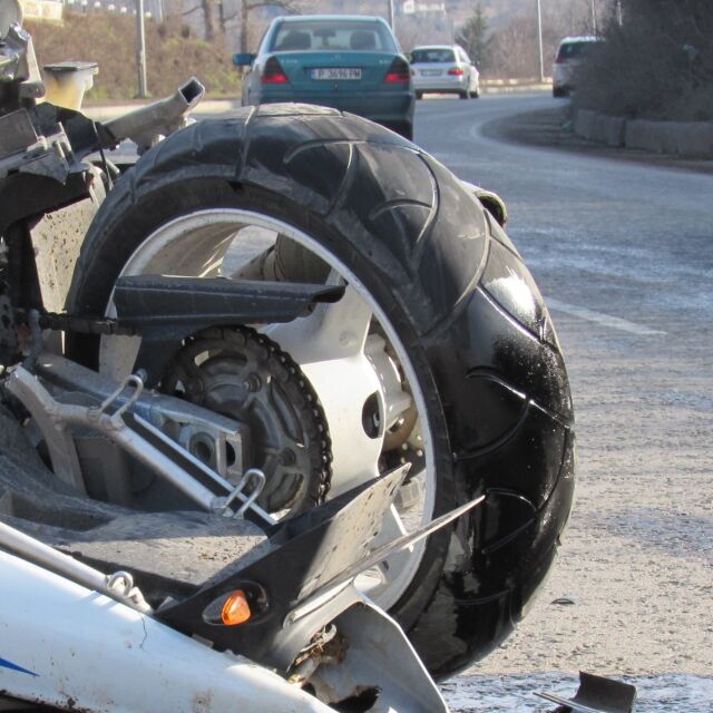 Моторист загина при удар с автомобил на пътя Сливница-Драгоман