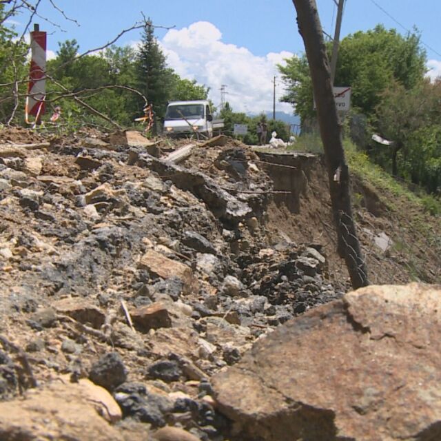 Три семейства още бедстват заради свлачище в Перник