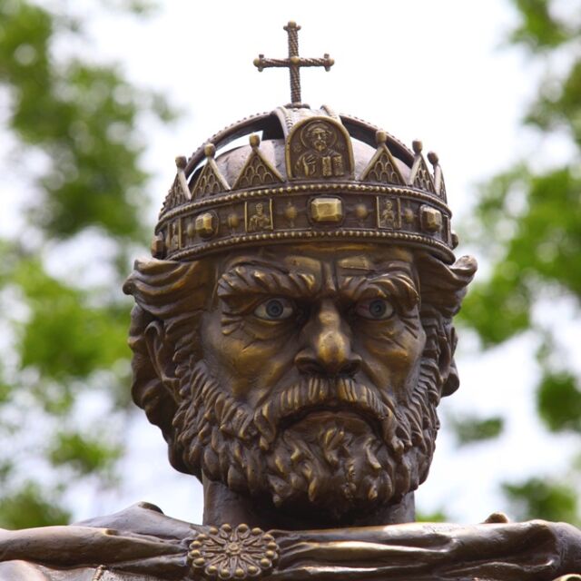 Паметникът на цар Самуил бе открит под тежка охрана в София (СНИМКИ)