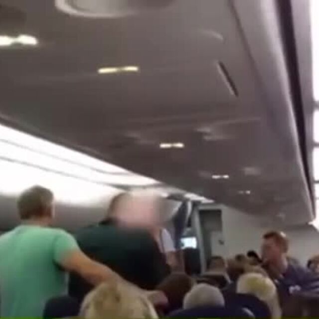 Самолет кацна принудително в София заради пиян пътник (ВИДЕО)