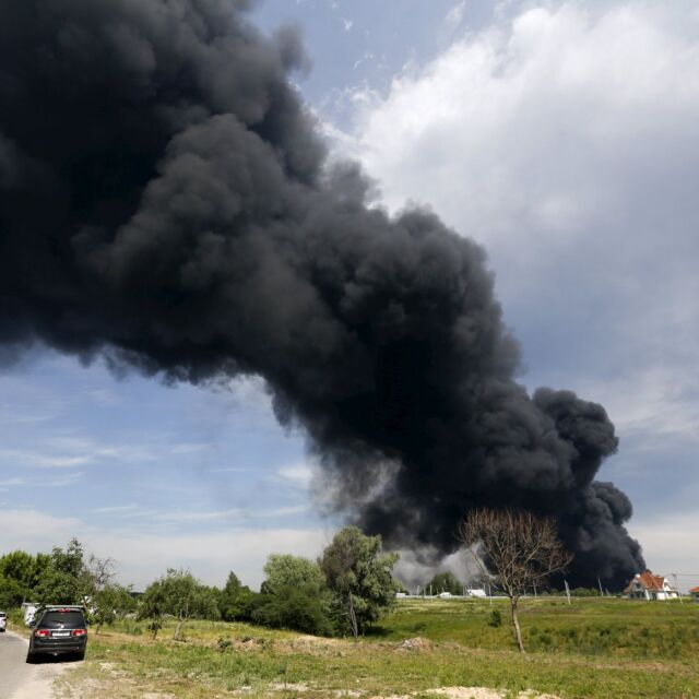 Един загинал и 14 ранени при пожара в нефтохранилище край Киев