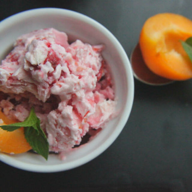Леден йогурт с вишни, кайсии и маскарпоне (рецепта)