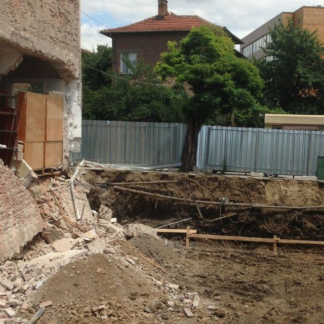 Стена се срути в Математическата гимназия в Казанлък (ОБНОВЕНА)
