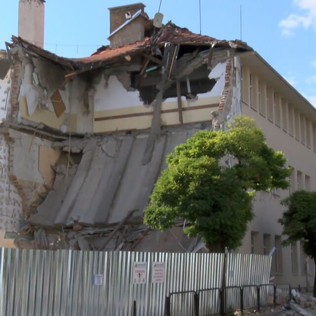 Второ срутване в сградата на математическата гимназия в Казанлък
