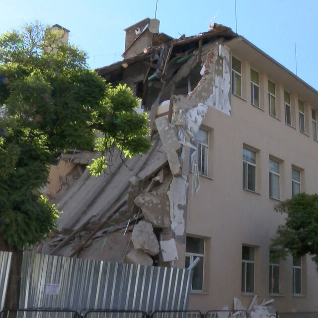 Проверяват причините за срутената гимназия в Казанлък 