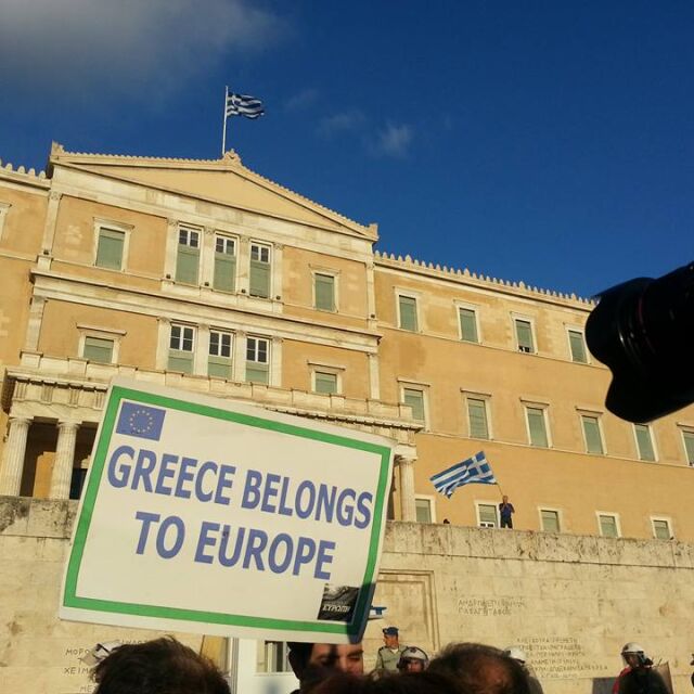 Демонстрация в Атина за оставане в еврозоната (СНИМКИ и ВИДЕО)