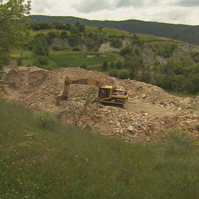 Булдозери рушат безценни артефакти край Сатовча