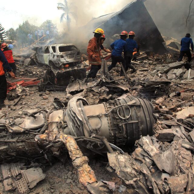 Телата на 90 загинали са намерени на мястото на самолетната катастрофа в Индонезия