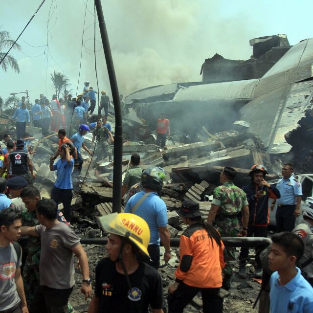 Броят на жертвите от самолетната катастрофа в Индонезия нарасна до 141 