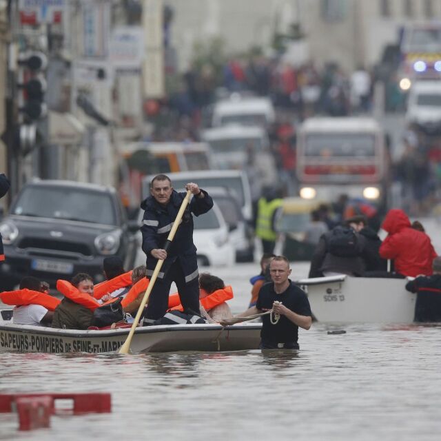 Дъждове наводниха френския град Немур (СНИМКИ)