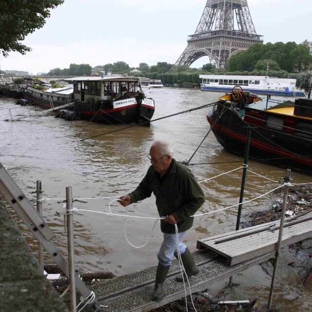Извънредно положение във Франция, хиляди се евакуират след пороите