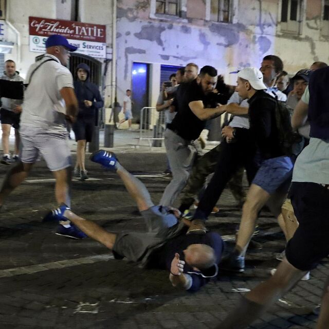 Английски фенове в центъра на уличните битки в Марсилия (СНИМКИ)