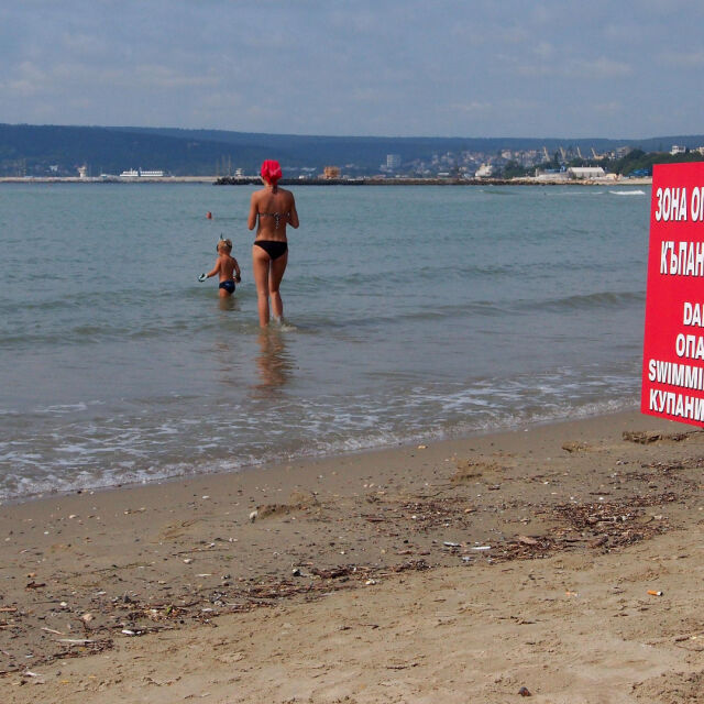 Забраняват къпането на Офицерския плаж във Варна заради замърсяване