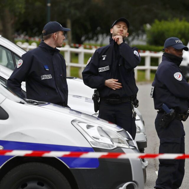 Франция е в шок след убийството на полицай снощи