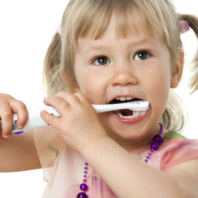 Подходящи ли са електрическите четки за зъби за деца?