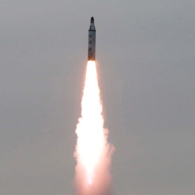 Севера Корея изстреля нови две балистични ракети
