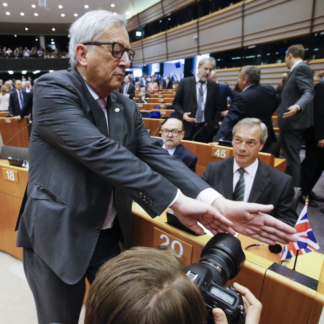 Враждебно посрещане на Найджъл Фараж в европарламента (ВИДЕО)
