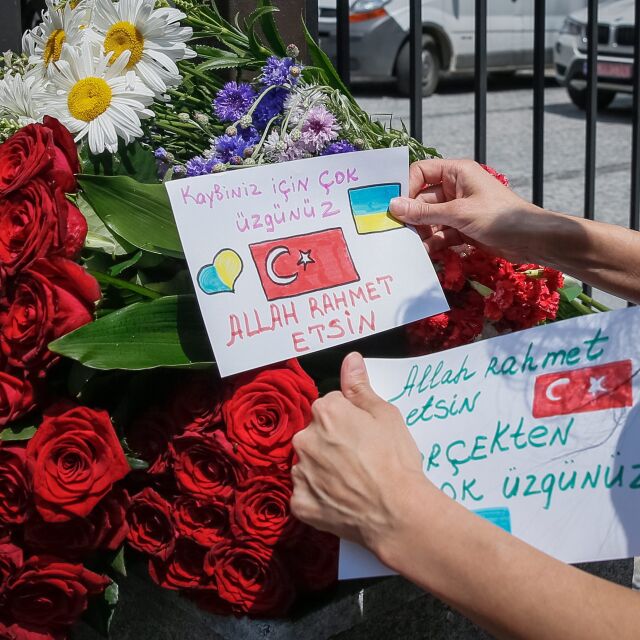 Единият от терористите в Истанбул се е самовзривил, за да създаде паника