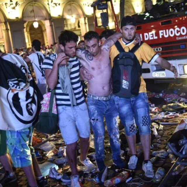 Стотици ранени фенове на "Ювентус" след паника в Торино (ВИДЕО)