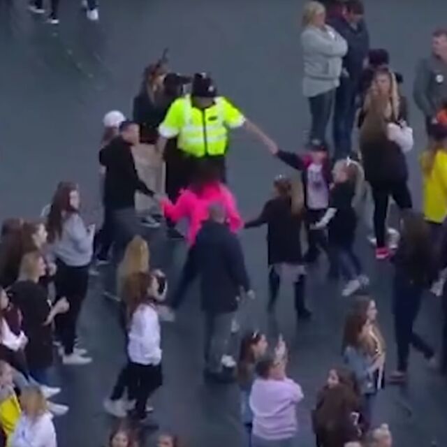 Духът на Манчестър: Полицията също танцува на концерта на Ариана Гранде (ВИДЕО)