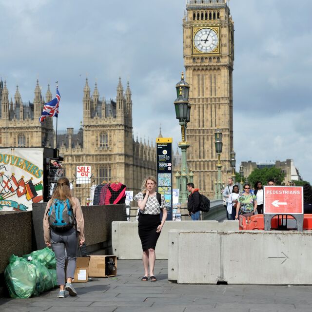 Лондон започна седмицата с нови обиски и бетонни огради
