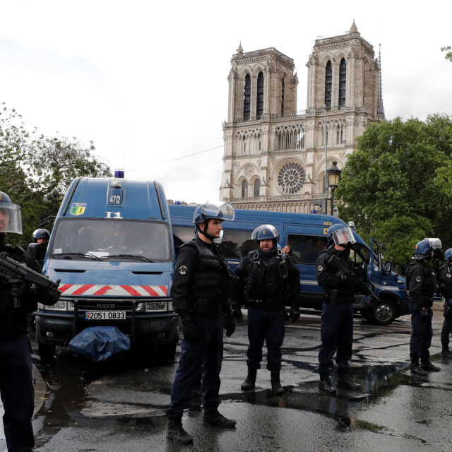 Мъж нападна полицай до парижката катедрала "Нотр Дам" (ВИДЕО И СНИМКИ)