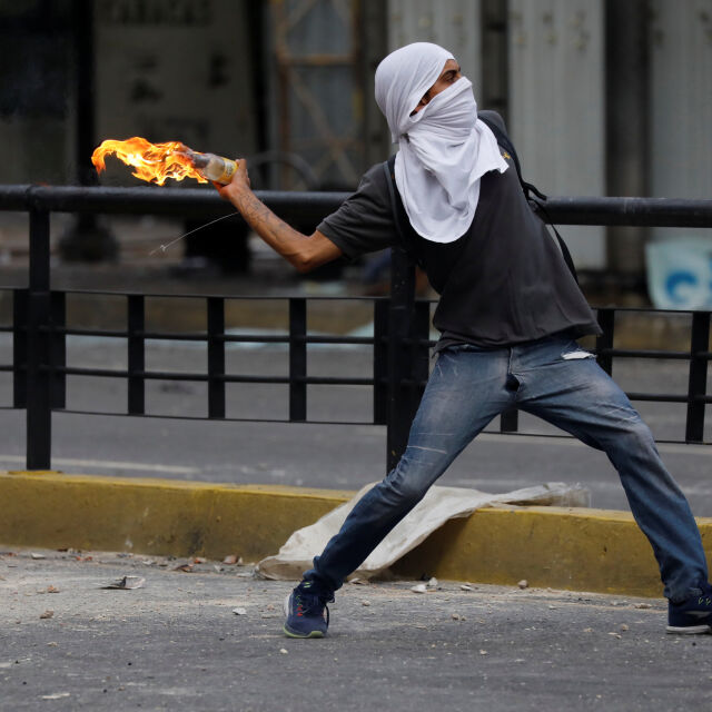 Протестиращи във Венецуела подпалиха сградата на Върховния съд 