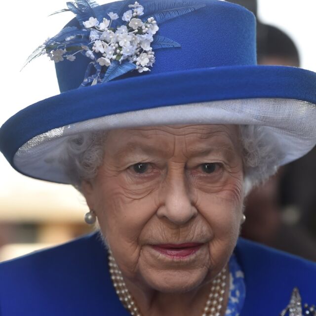 Кралица Елизабет II посети център за помощ на пострадалите от пожара в Лондон