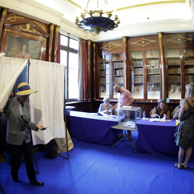 Французите гласуват на втори тур на парламентарните избори 