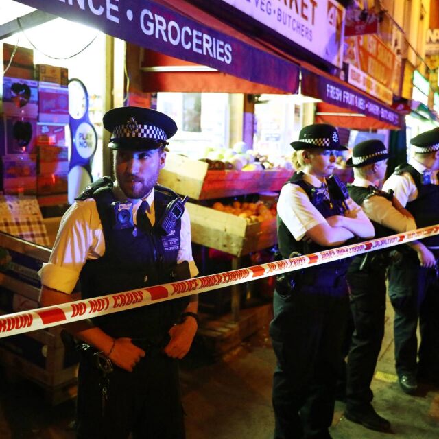 Един загина, поне 10 са ранените, след нападение с ван край джамия в Лондон (СНИМКИ и ВИДЕО)