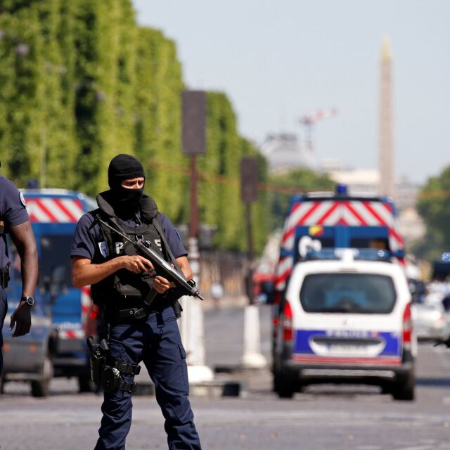 Мъж е арестуван в Париж, опитал да блъсне хора пред джамия