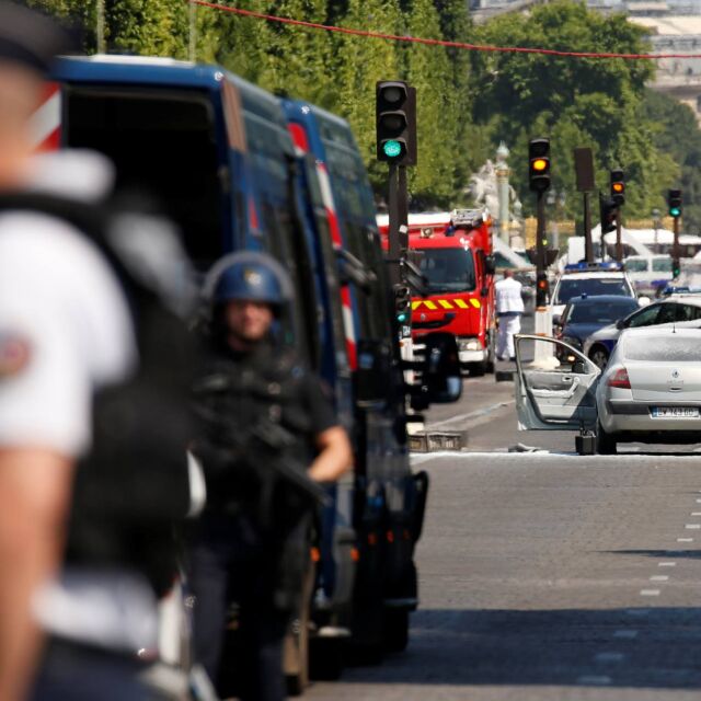 Кола се вряза в микробус на френската жандармерия в центъра на Париж (ВИДЕО И СНИМКИ)