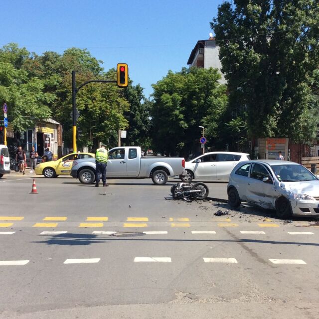 Автомобил блъсна и уби моторист в столицата