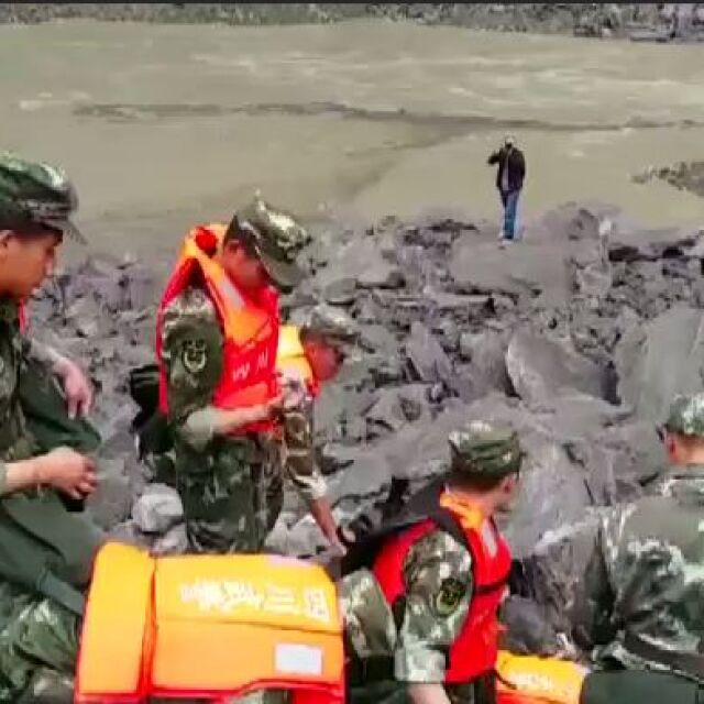 140 души бяха затрупани от свлачище в китайската провинция Съчуан (ВИДЕО)