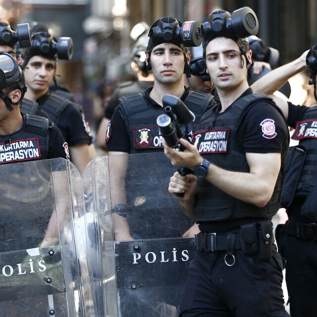 Турската полиция разпръсна с гумени куршуми участници в гей парадa в Истанбул 