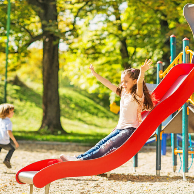 Високите температури крият рискове за децата на детски площадки