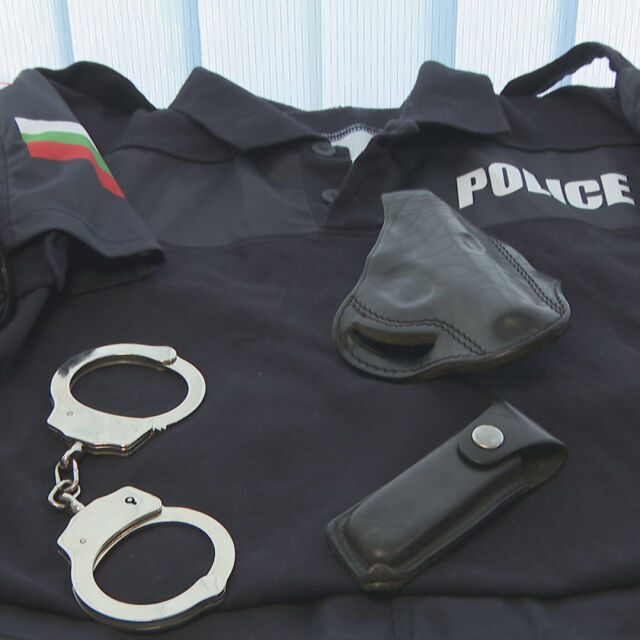 ГЕРБ предлагат пари за полицаите, които са останали без униформи