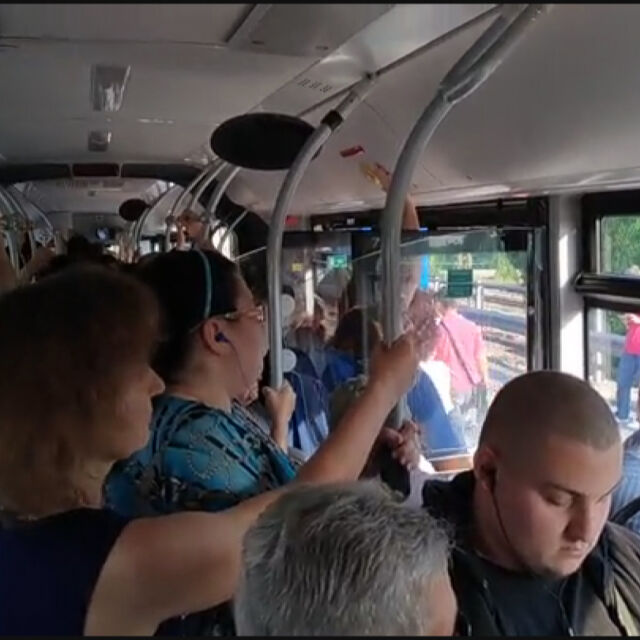 Бой за автобус в София и пътуване в жегите без климатик (ОБЗОР)