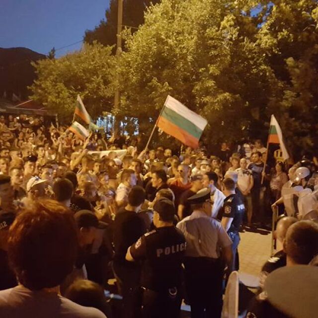 Протестът в Асеновград: Напрежение и опити за влизане в ромската махала 